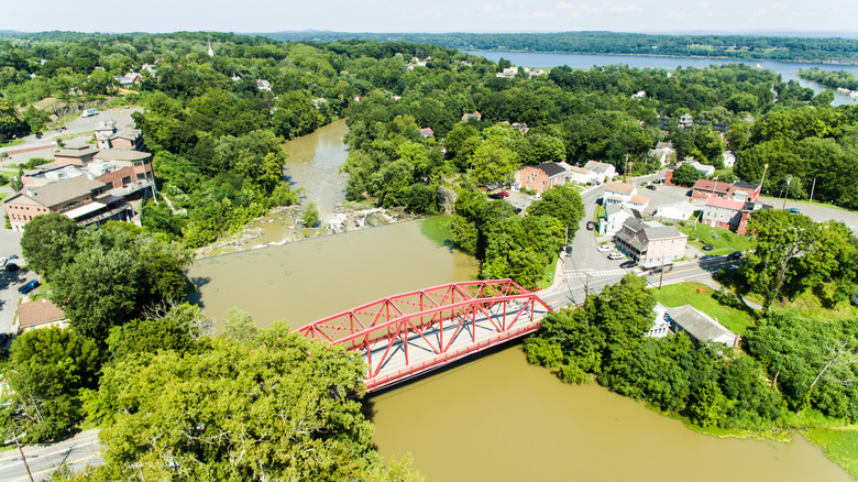 Saugerties'in hava görünümü, köprü ile NY