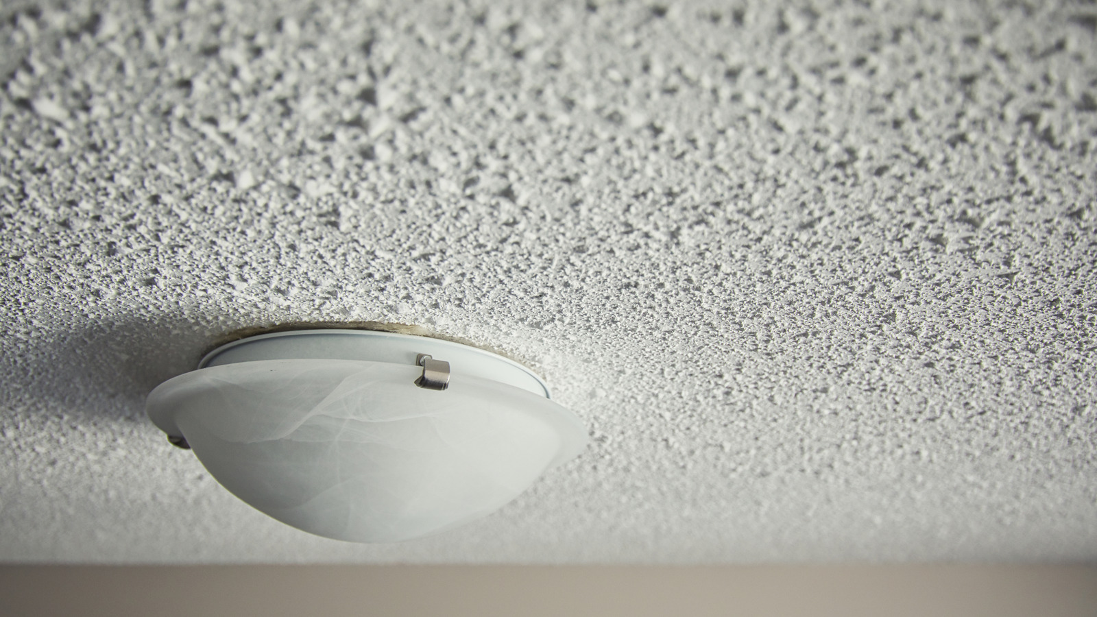 Kazınmayı atla: Patlamış mısır tavanlarını şık, modern bir görünüm için örtmenin daha kolay bir yolu