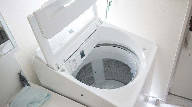 Bir konut evinde üst yükleme çamaşır makinesi.
