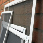 Pencere ekranlarını temizlemenin en kolay yolu mutfağınızda saklanıyor