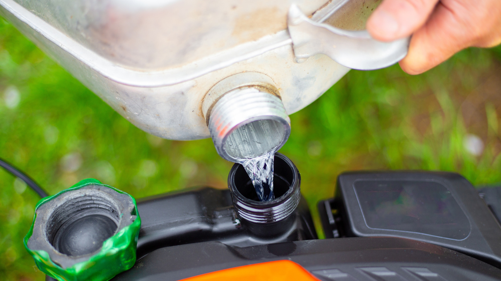 Çim biçme makinenize gaz dökerseniz ne yapmalı