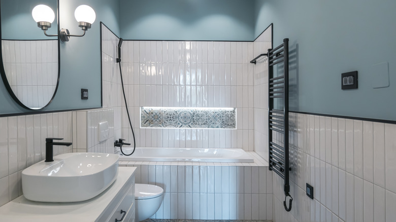 Siyah karo süslemeli banyo