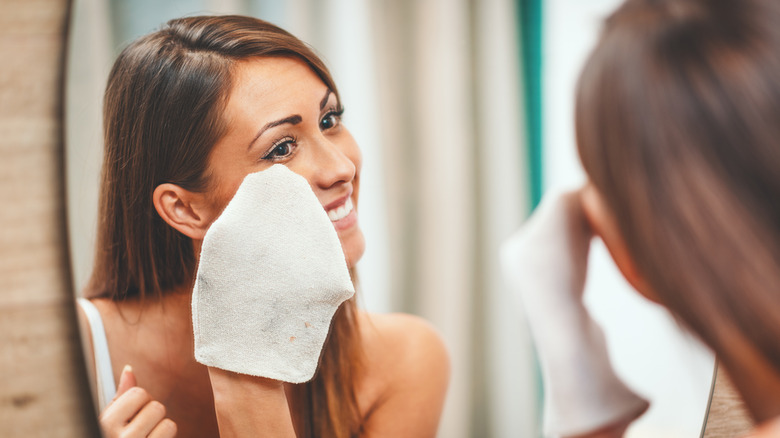 Beyaz bir bezle yüzü silerek kadın