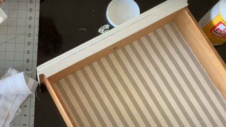 Çekmecenin yanında kumaş çekmeceli astar ile hurdalar giyin