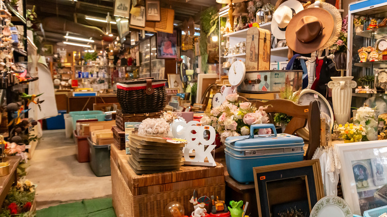 Antikalar, ikinci el mobilyalar ve diğer nesneler içeren tasarruflu bir pazar