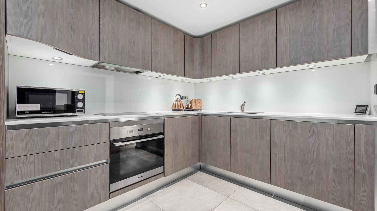 Fiyat etiketi olmadan cam backsplash gibi görünen bütçe dostu malzeme