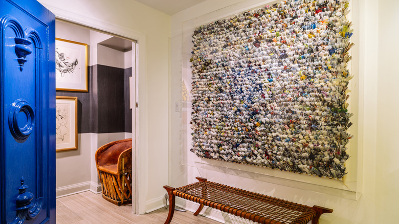 Ön kapının arkasında duvar goblenine sahip şirket ofisi