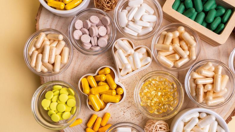 Hap formunda çeşitli beslenme takviyeleri masada görüntülenir