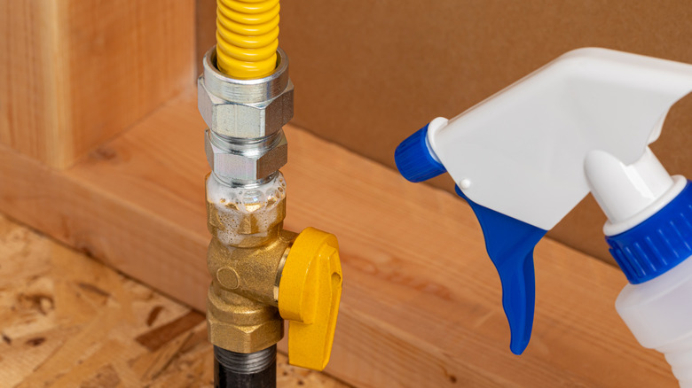 Sızıntıları kontrol etmek için gaz hattı testi