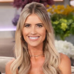 HGTV'den Christina Haack bugünün en büyük geri dönüş döşeme trendlerinden birine dayanamıyor