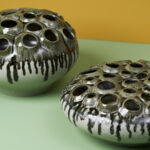 Tutulmuş bir çiçek kurbağası için beklenmedik yeşil başparmak kullanımı