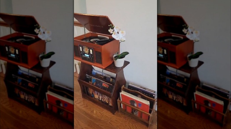 Dergi rafları plak sahiplerine dönüştü