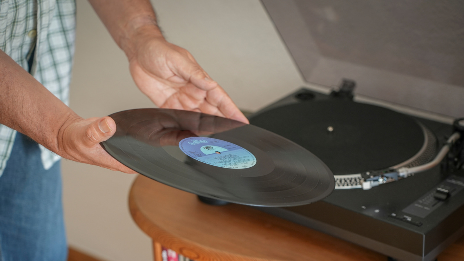 Mükemmel Vinil Kayıt Deposuna Tutulmuş Bir Bulun