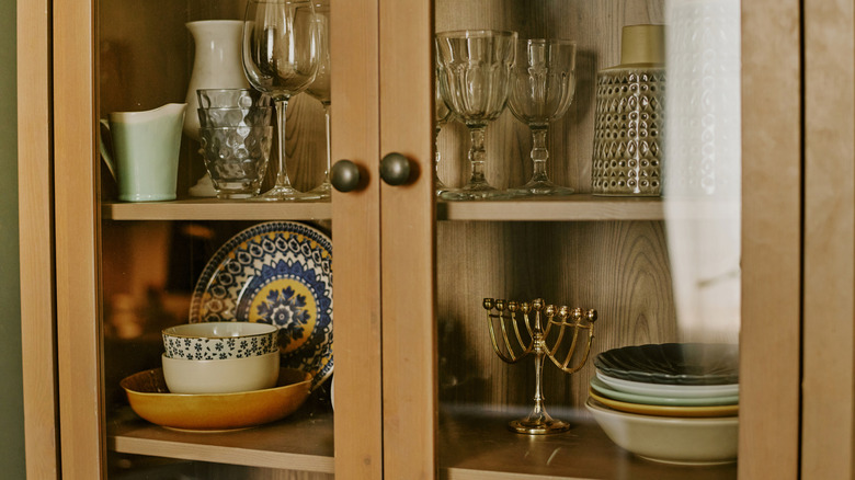 Sofra takımı ve dekor, bardak bir dolap içinde organize edilmiş evde barındırma.