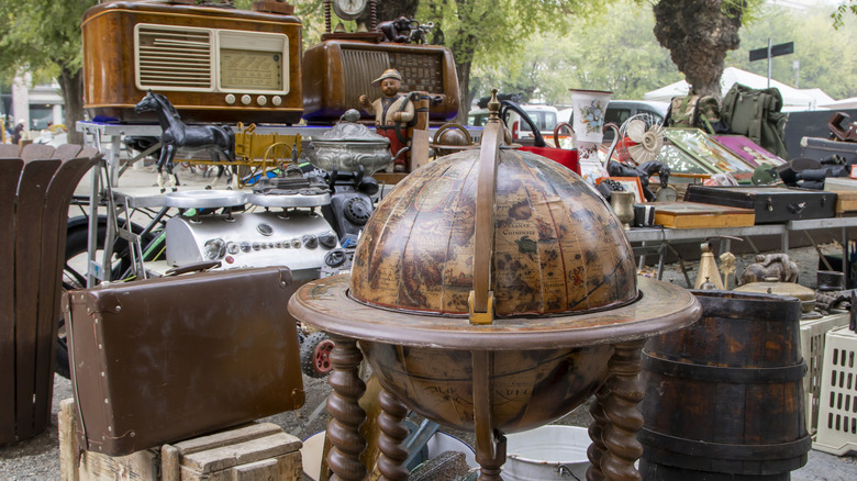 Bit pazarı duraklarında vintage nesneler.