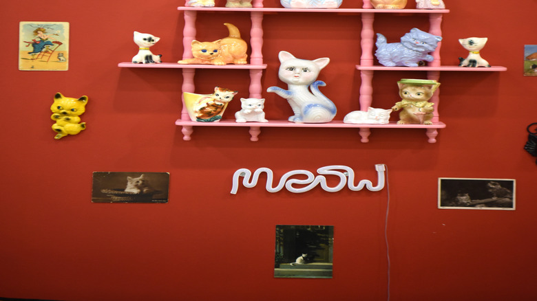 Cat-temalı Kitsch Artwork, 02 Ekim 2022'de Pasadena, California'da Pasadena Kongre Merkezi'nde Catcon 2022'de sergileniyor.
