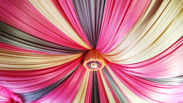 Renkli dökümlü kumaş tavandan asılır