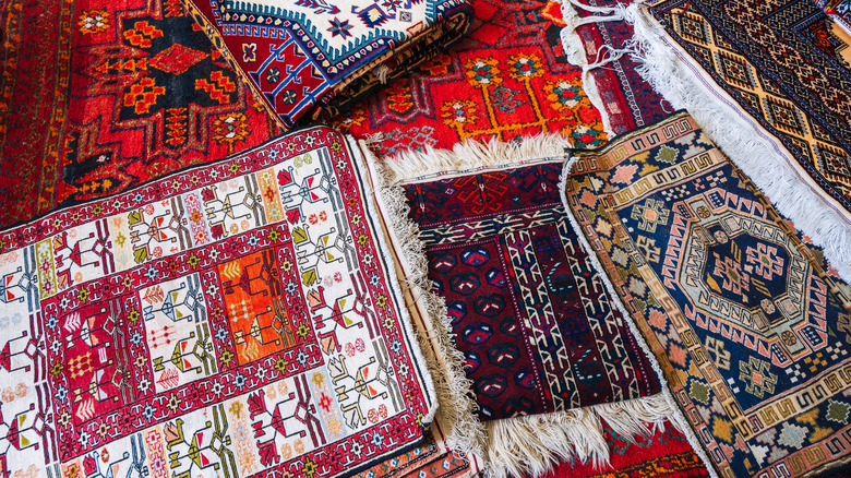 Türkmenistan'daki Çarşıda Geleneksel Oryantal Türkmen El Yapımı Halılar