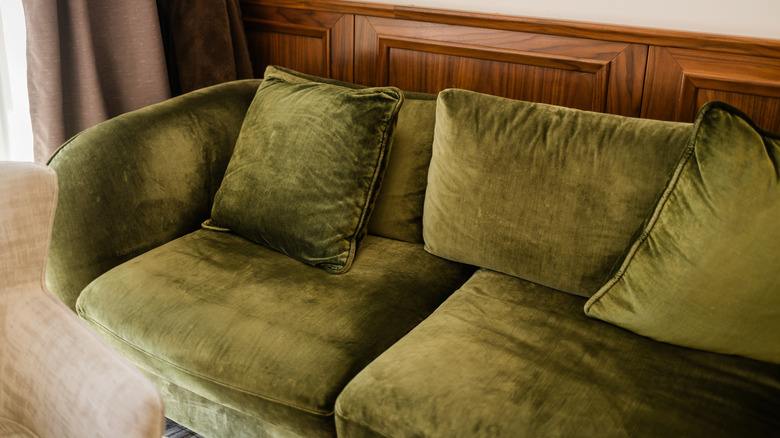 Klasik iç ortamda yeşil kadife kanepe