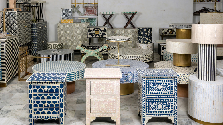 Geleneksel Hint işçiliğine, özellikle kemik kakma ve inci çalışmasının annesine dayanan el işi lüks mobilya koleksiyonu.