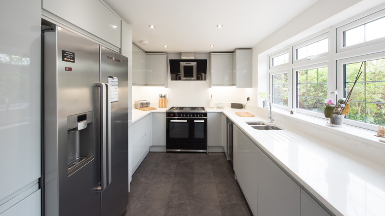 Modern bir mutfakta gri ahşap döşeme