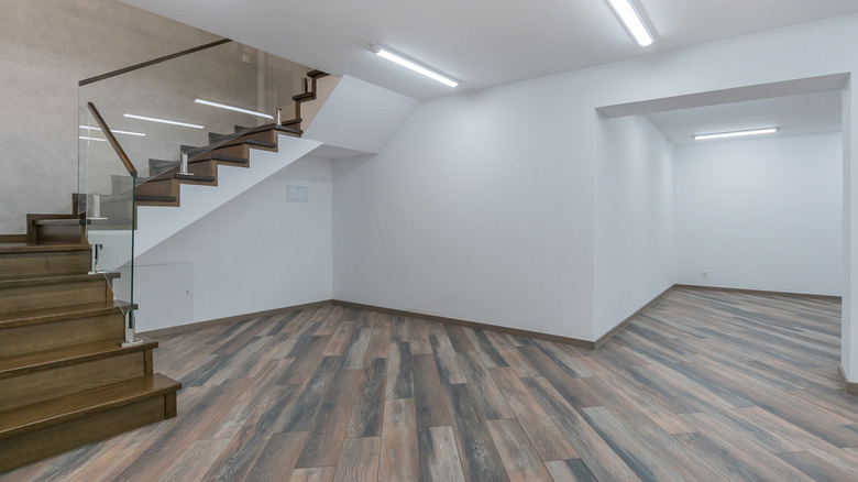 Yüksek sesli tahıllı koyu laminat döşeme