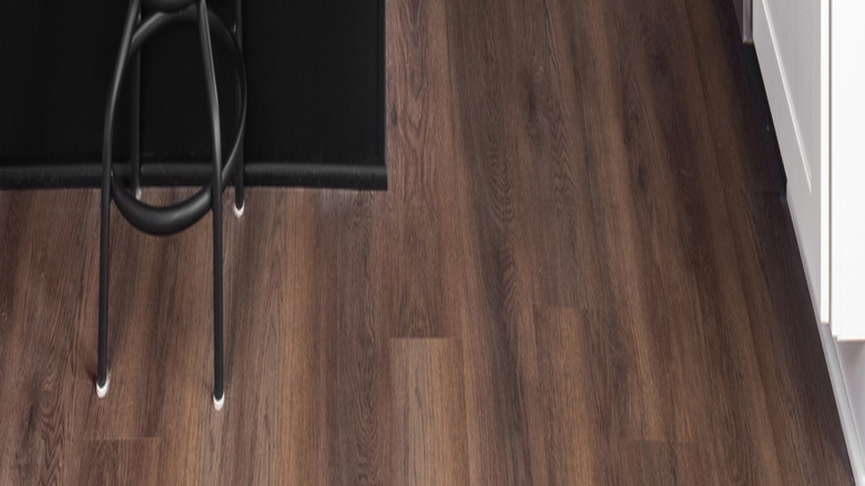 Bir mutfakta karanlık parke