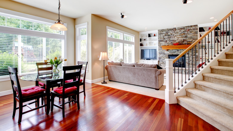 Bir evde kiraz kırmızı parke döşeme