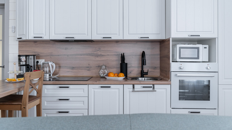 Beyaz aletlere sahip tamamen beyaz bir mutfak