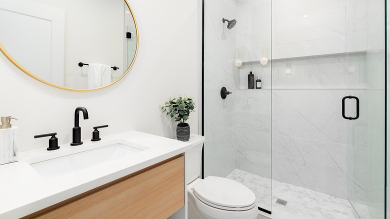 Grout çizgileri olmayan bir duş