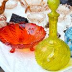 Thrift mağazasında bir anlaşma yapabileceğiniz pahalı cam öğe