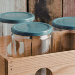 Eski gıda kavanozları ve dolap düğmeleri sevimli saklama kaplarına nasıl yükselir