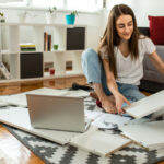 Bu parlak Tiktok DIY, klasik bir IKEA kitaplığını benzersiz bir showstopper'a dönüştürür