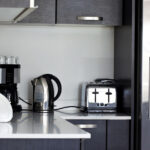 Küçük mutfak aletlerini gizlemek için bu basit hack ile tezgahları kolayca uzaklaştırın