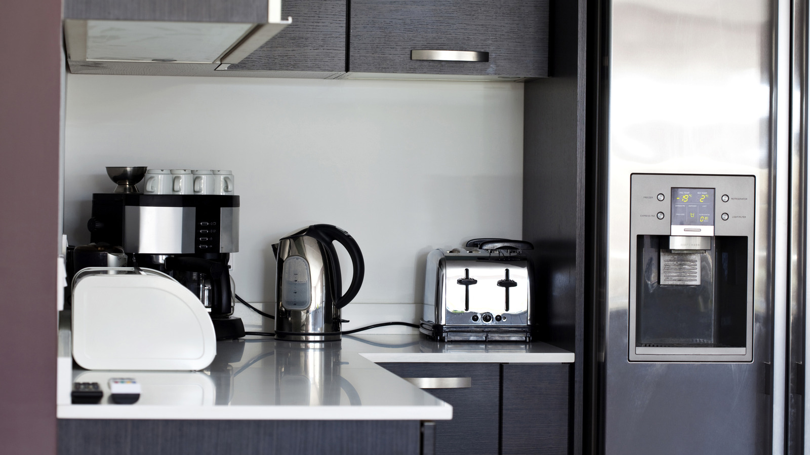 Küçük mutfak aletlerini gizlemek için bu basit hack ile tezgahları kolayca uzaklaştırın