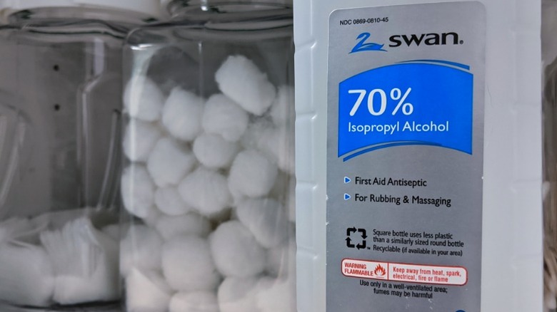 İzopropil alkol ve bir tıbbi dolapta pamuk topları.