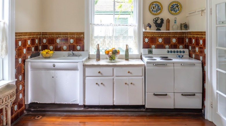 Ernest Hemingway'in 1930'ların Key West Kitchen, beyaz soba ve lavabo arasında pencere ve tezgahı ile