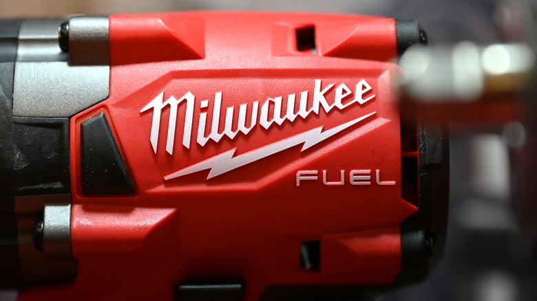 Araçta görüntülenen Milwaukee logosunun closeup