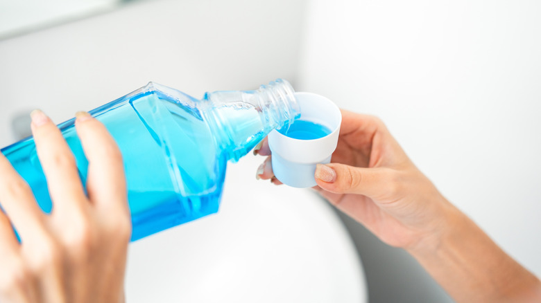 Kişinin ellerinin kapanışını bir şapka içine dökerek