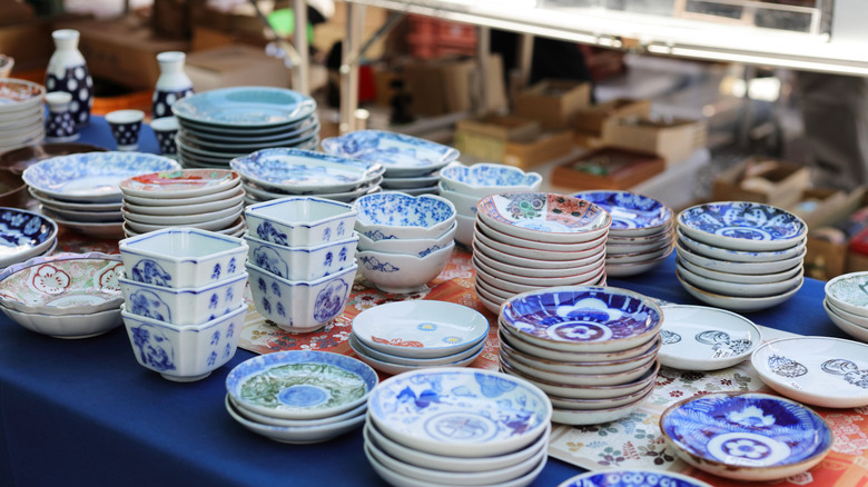 Bir masada mavi ve beyaz bulaşık