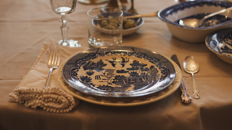 Beyaz masa ayarında mavi ve beyaz yemekler