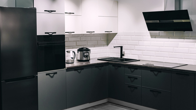 Siyah paslanmaz çelik aletlerle mutfak