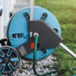 Daha iyi garaj organizasyonu için bir bahçe hortumu makarasını yeniden kullanmanın dahi yolu