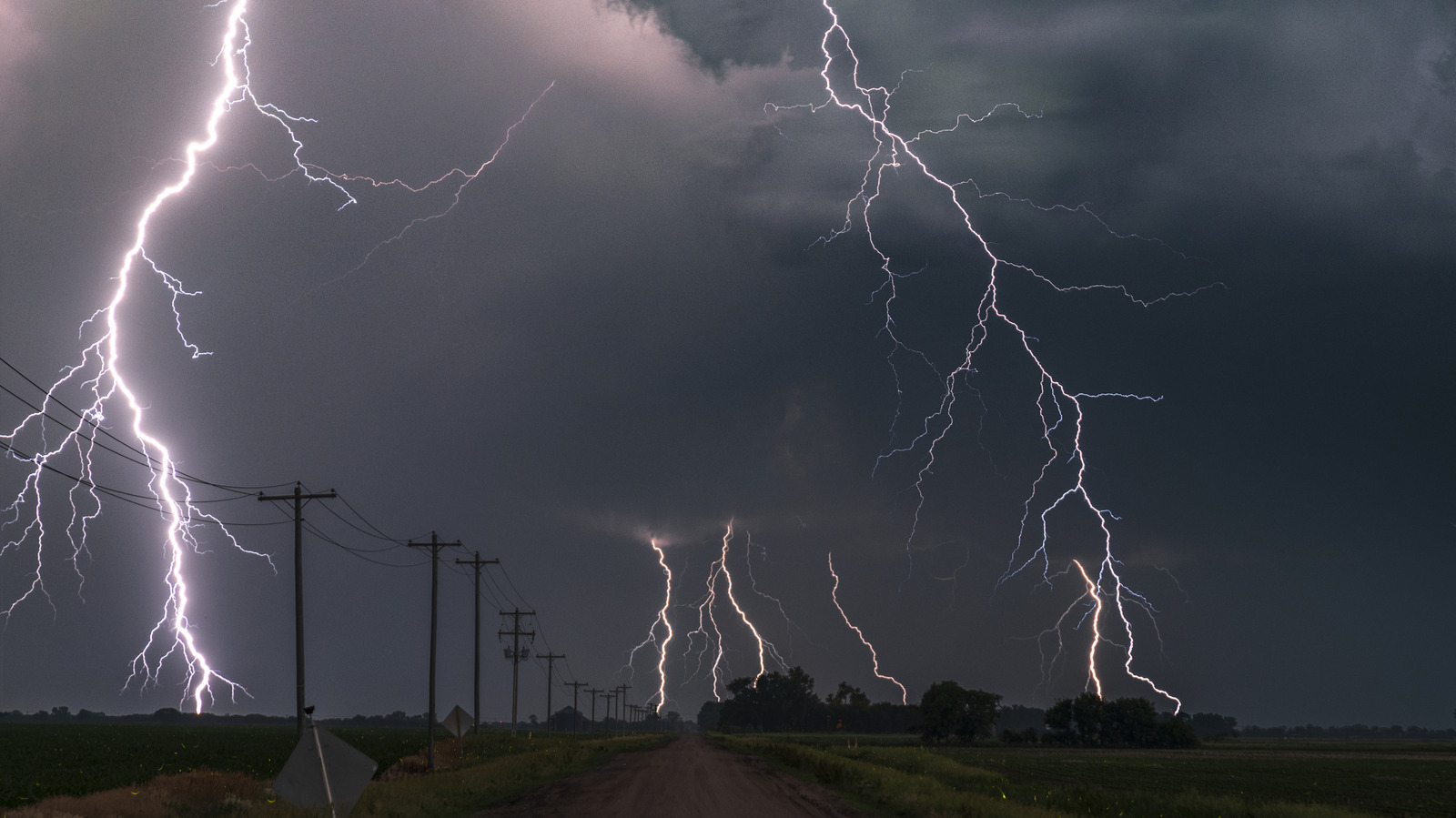 Bir fırtına geldiğinde her zaman bu çamaşır odası aletlerini çekin