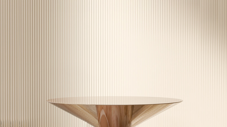 Altın bir masanın arkasında kamış cam duvar.