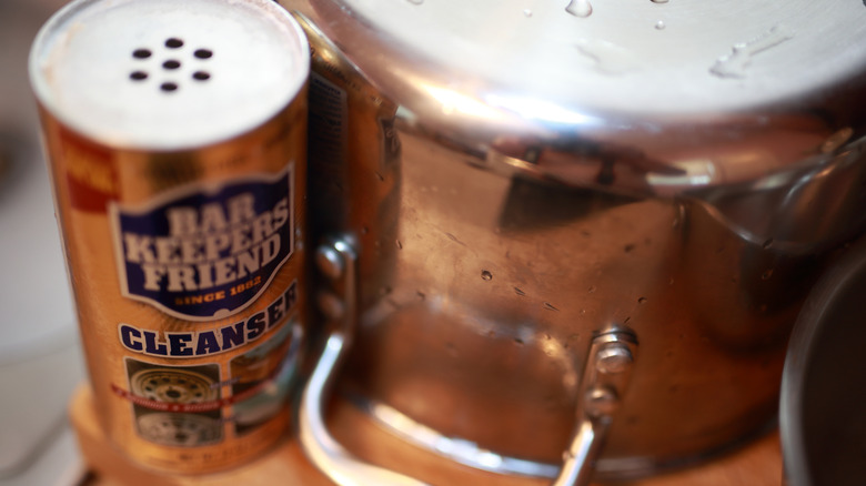 Bir Bakır Tencerenin Yanında Bar Keepers'ın bir kutusu