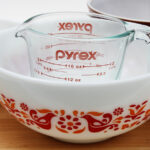 Bu temizlik ürününe ulaşın ve zahmetli pyrex'in yeni gibi parlamasını sağlamak için