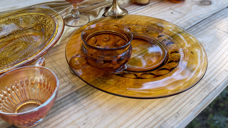 Uyumsuz cam eşyalar ve bakır fincan