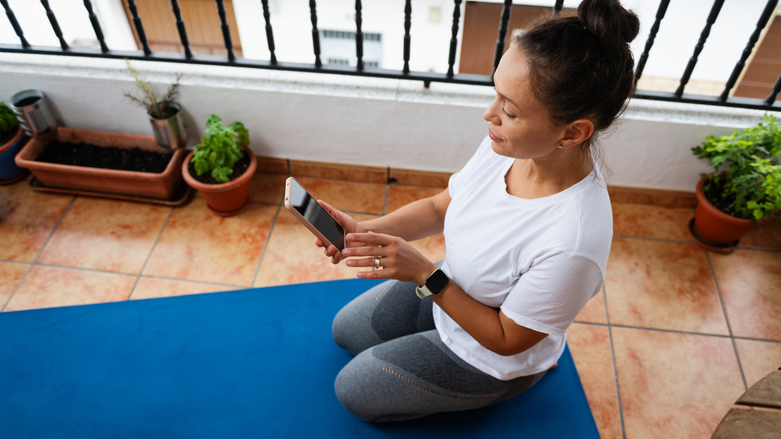 Küçük bir balkonun sakin bir Zen bahçesine kolayca nasıl dönüştürülmesi