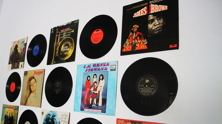 Bir duvarda görüntülenen vinil kayıtları